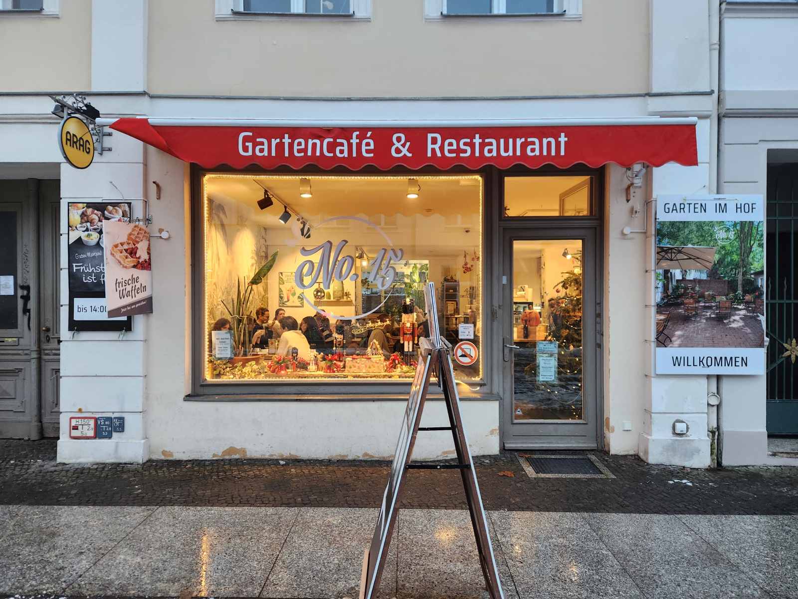 Fassade des Café No. 15