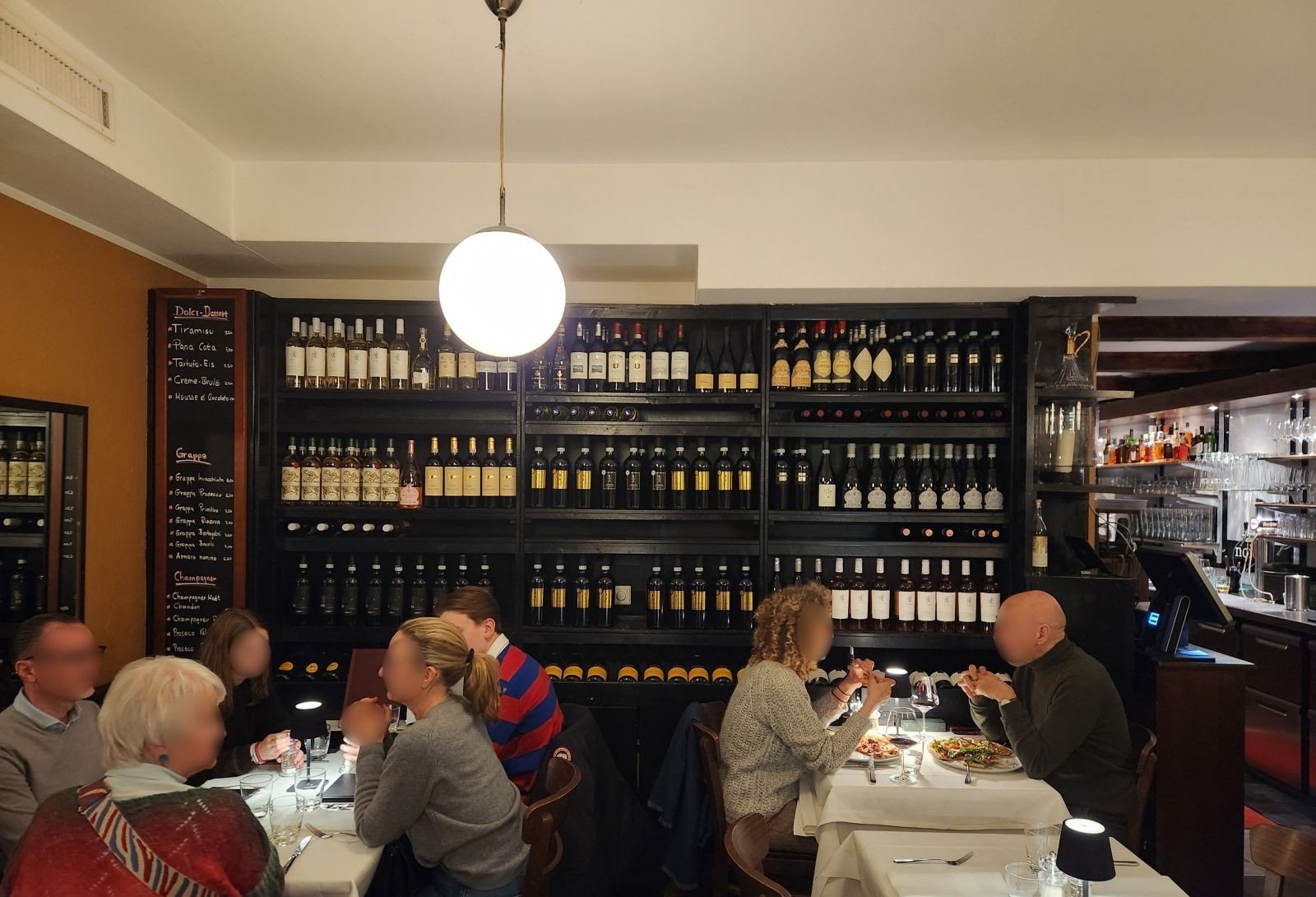 Regal mit Rotweinflaschen